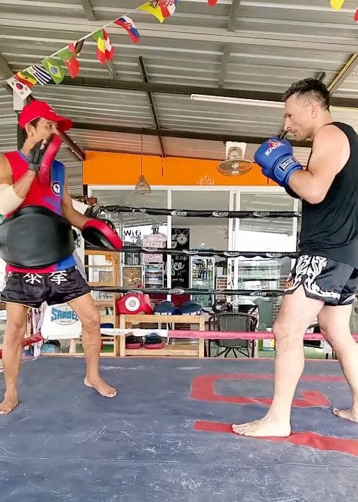 Ulvi beim Pratzentraining mit einem thailändischen Trainer im Ring