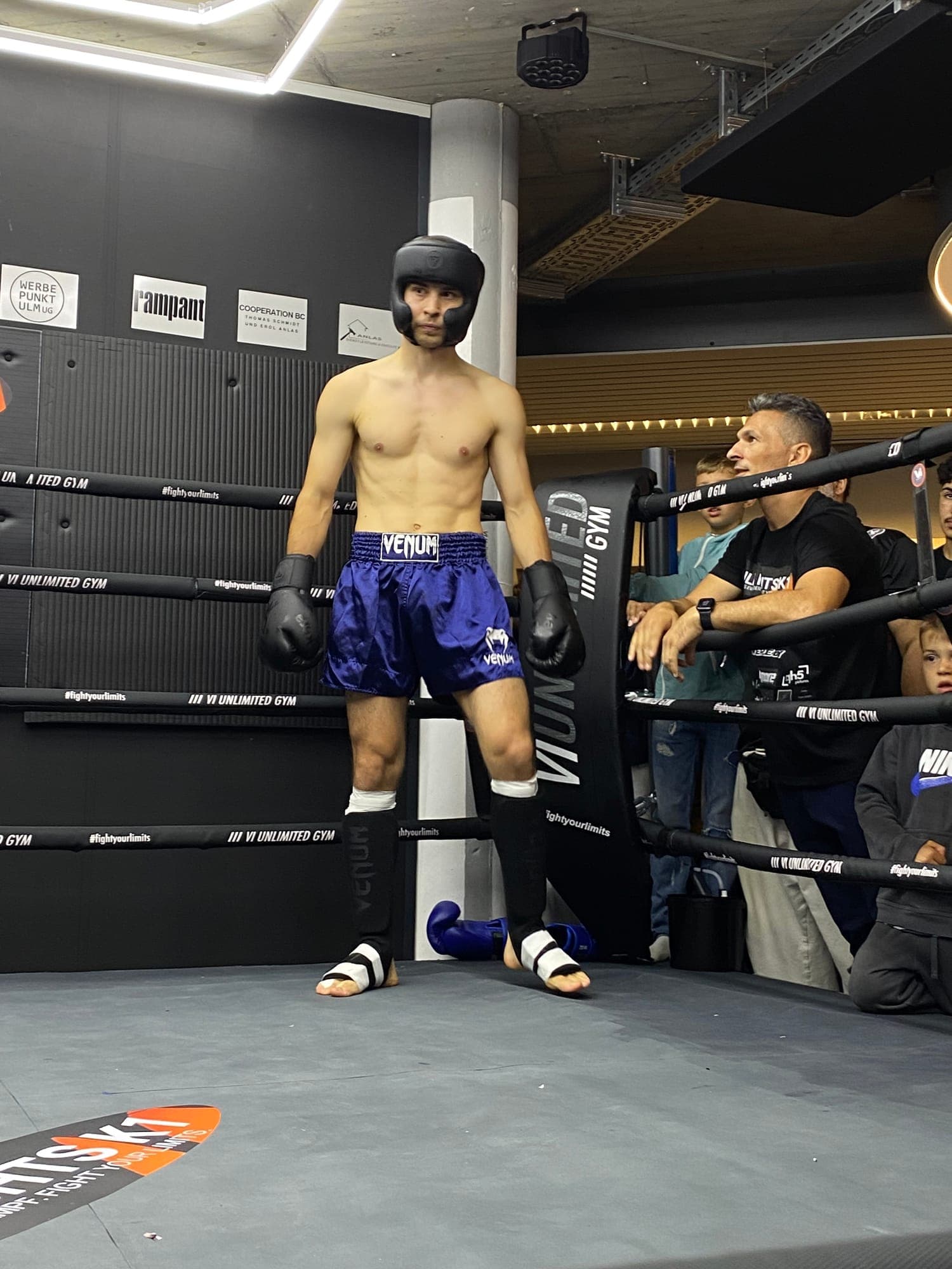 Muay-Thai-Kämpfer mit Kopfschutz im Ring vor dem Kampf