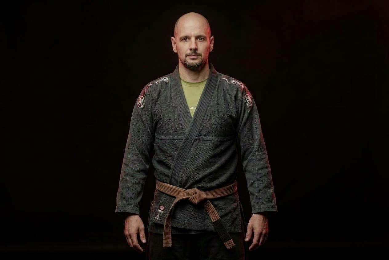 Gustavo Costa im BJJ-Gi mit braunem Gurt