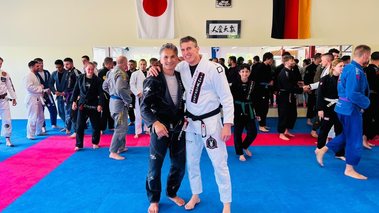 Ulvi Erdenilgen im schwarzen Gi mit schwarzem Gurt auf einem BJJ-Seminar